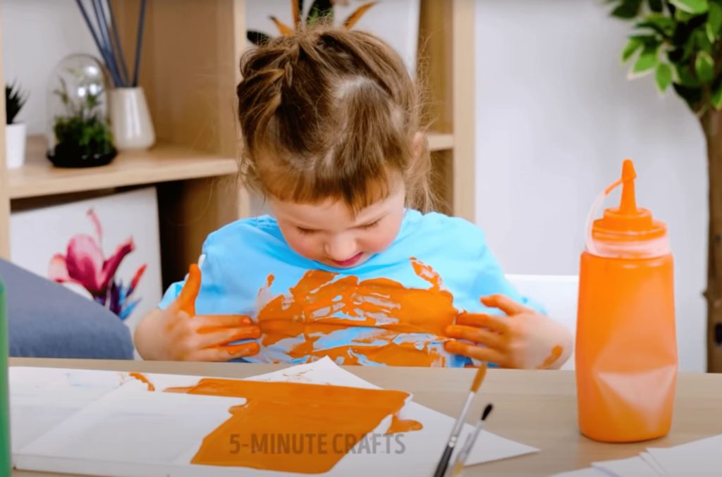 Best Parenting Hacks from 5-Minute Crafts Using plastic bags to preserve your child's clothes